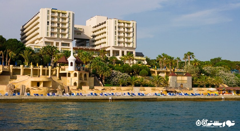 نمایی از دریا و ساختمان هتل